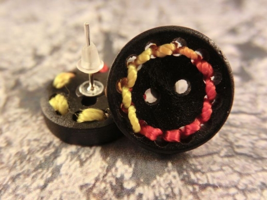 Preview: Holz Knopf Ohrstecker Faden Garn bunt Schmuckfäden